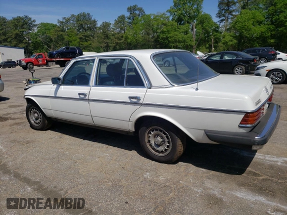 1983 Mercedes-Benz 300 D z VIN WDBAB33AXDB031298, wystawiony jako Copart lot #53799325 z przebiegiem 315 445 mil mil oraz Szkoda całkowita • Salvage title. Historia ofert i sprzedaży dostępna na DreamBid. Obrazek 2.