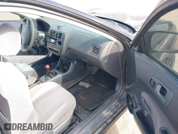 1998 Honda Civic CX with VIN 2HGEJ6321WH112881, listed as a IAAI auction lot 39855441 with 197,139 mi miles. Bid and sale history available at carsss.com. Image 5.
