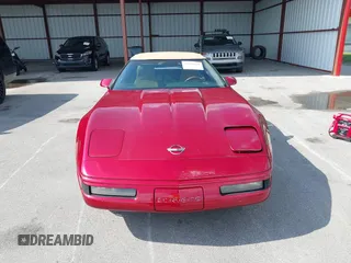 1991 Chevrolet Corvette z VIN 1G1YY3382M5116414, wystawiony jako IAAI lot #42219110 z przebiegiem Nie podano mil oraz . Historia ofert i sprzedaży dostępna na DreamBid. Obrazek 6.