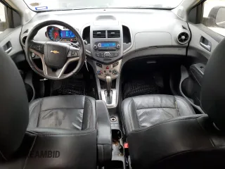 2012 Chevrolet Sonic LTZ z VIN 1G1JE5SB2C4173638, wystawiony jako Copart lot #84634474 z przebiegiem 148 247 mil mil oraz Szkoda całkowita • Salvage title. Historia ofert i sprzedaży dostępna na DreamBid. Obrazek 8.