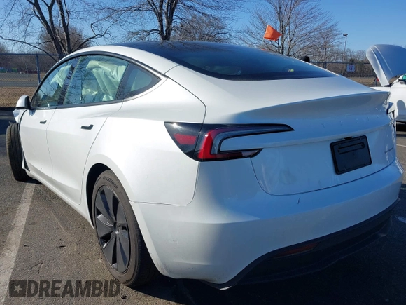 2025 Tesla Model 3 Long Range z VIN 5YJ3E1EB3SF911796, wystawiony jako IAAI lot #41753091 z przebiegiem 1 751 mil mil oraz . Historia ofert i sprzedaży dostępna na DreamBid. Obrazek 3.