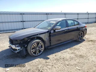 2020 BMW 5 Series M550i xDrive z VIN WBAJS7C02LCD42698, wystawiony jako Copart lot #48229785 z przebiegiem 51 896 mil mil oraz Szkoda całkowita • Salvage title. Historia ofert i sprzedaży dostępna na DreamBid. Obrazek 1.