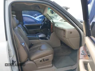2003 Chevrolet Avalanche with VIN 3GNEC13T93G320904, listed as a IAAI auction lot 42402192 with 140,728 mi miles and . Bid and sale history available at DreamBid. Image 5.