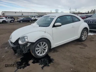 2018 Volkswagen Beetle S z VIN 3VWFD7ATXJM714794, wystawiony jako Copart lot #46183425 z przebiegiem Nie podano mil oraz Szkoda całkowita • Salvage title. Historia ofert i sprzedaży dostępna na DreamBid. Obrazek 1.
