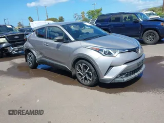 2018 Toyota C-HR XLE z VIN NMTKHMBX5JR009504, wystawiony jako IAAI lot #41776136 z przebiegiem 63 795 mil mil oraz . Historia ofert i sprzedaży dostępna na DreamBid. Obrazek 1.