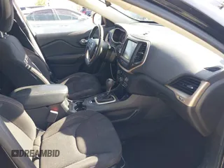2017 Jeep Cherokee Latitude z VIN 1C4PJLCB7HW578728, wystawiony jako IAAI lot #42516593 z przebiegiem 135 757 mil mil oraz . Historia ofert i sprzedaży dostępna na DreamBid. Obrazek 5.