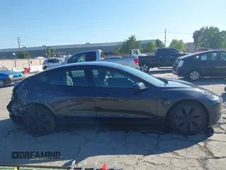 2024 Tesla Model 3 Long Range z VIN 5YJ3E1EB2RF740291, wystawiony jako IAAI lot #42124138 z przebiegiem 36 452 mil mil oraz . Historia ofert i sprzedaży dostępna na DreamBid. Obrazek 13.