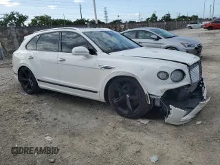 2021 Bentley Bentayga V8 z VIN SJAAM2ZV6MC033822, wystawiony jako Copart lot #60594003 z przebiegiem Nie podano mil oraz . Historia ofert i sprzedaży dostępna na DreamBid. Obrazek 4.