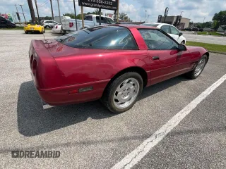 1993 Chevrolet Corvette z VIN 1G1YY23PXP5104890, wystawiony jako Copart lot #82262124 z przebiegiem 82 698 mil mil oraz Czysty tytuł • Clean title. Historia ofert i sprzedaży dostępna na DreamBid. Obrazek 4.