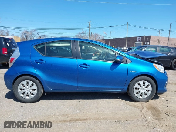 2013 Toyota Prius One z VIN JTDKDTB33D1555756, wystawiony jako IAAI lot #41962684 z przebiegiem Nie podano mil oraz . Historia ofert i sprzedaży dostępna na DreamBid. Obrazek 12.