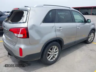 2014 Kia Sorento LX z VIN 5XYKT4A7XEG460996, wystawiony jako IAAI lot #42270696 z przebiegiem 105 677 mil mil oraz . Historia ofert i sprzedaży dostępna na DreamBid. Obrazek 4.