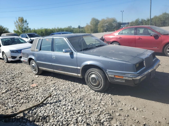 1990 Chrysler New Yorker z VIN 1C3XY66R4LD784183, wystawiony jako Copart lot #75364784 z przebiegiem 114 456 mil mil oraz Tytuł czysty. Historia ofert i sprzedaży dostępna na DreamBid. Obrazek 4.