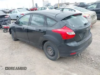 2012 Ford Focus SE z VIN 1FAHP3K27CL455211, wystawiony jako IAAI lot #42048868 z przebiegiem 164 474 mil mil oraz . Historia ofert i sprzedaży dostępna na DreamBid. Obrazek 3.