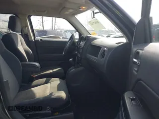 2011 Jeep Patriot Latitude z VIN 1J4NT1GB1BD171145, wystawiony jako IAAI lot #41867762 z przebiegiem 155 296 mil mil oraz . Historia ofert i sprzedaży dostępna na DreamBid. Obrazek 5.