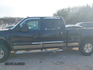 2005 GMC Sierra 1500HD SLT z VIN 1GTGK13U35F811518, wystawiony jako IAAI lot #41436920 z przebiegiem 227 019 mil mil oraz . Historia ofert i sprzedaży dostępna na DreamBid. Obrazek 14.