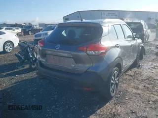 2019 Nissan Kicks SV z VIN 3N1CP5CU0KL550487, wystawiony jako IAAI lot #42130893 z przebiegiem 57 445 mil mil oraz . Historia ofert i sprzedaży dostępna na DreamBid. Obrazek 4.