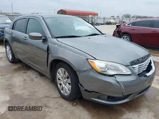 2013 Chrysler 200 LX z VIN 1C3CCBAB2DN691691, wystawiony jako IAAI lot #41530026 z przebiegiem 197 259 mil mil oraz . Historia ofert i sprzedaży dostępna na DreamBid. Obrazek 1.