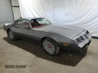1981 Pontiac Firebird z VIN 1G2AS87A4BN117926, wystawiony jako Copart lot #63220014 z przebiegiem 54 759 mil mil oraz Tytuł czysty. Historia ofert i sprzedaży dostępna na DreamBid. Obrazek 4.