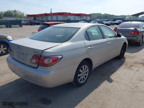2002 Lexus ES 300 with VIN JTHBF30G525020352, listed as a IAAI auction lot 42122003 with 230,774 mi miles. Bid and sale history available at carsss.com. Image 4.