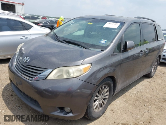 2012 Toyota Sienna XLE AAS z VIN 5TDYK3DC3CS240342, wystawiony jako IAAI lot #42172125 z przebiegiem 244 483 mil mil oraz . Historia ofert i sprzedaży dostępna na DreamBid. Obrazek 21.