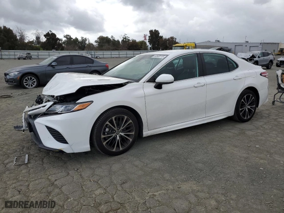 2020 Toyota Camry SE with VIN 4T1G11AK8LU925927, listed as a Copart auction lot 50589115 with 43,815 mi miles and Salvage Title. Bid and sale history available at carsss.com. Image 1.