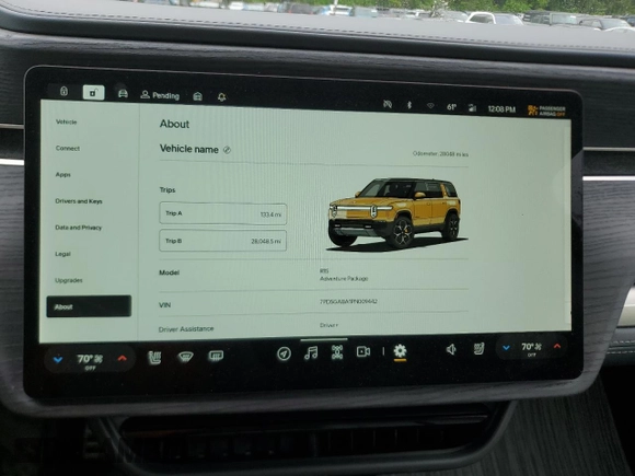 2023 Rivian R1S Adventure z VIN 7PDSGABA1PN009442, wystawiony jako Copart lot #55835815 z przebiegiem 28 048 mil mil oraz Szkody całkowita. Historia ofert i sprzedaży dostępna na DreamBid. Obrazek 9.