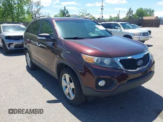 2013 Kia Sorento EX z VIN 5XYKU4A65DG367757, wystawiony jako IAAI lot #42283593 z przebiegiem 122 779 mil mil oraz . Historia ofert i sprzedaży dostępna na DreamBid. Obrazek 1.