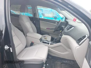 2018 Hyundai Tucson SE z VIN KM8J2CA47JU820390, wystawiony jako IAAI lot #42104349 z przebiegiem 11 725 mil mil oraz . Historia ofert i sprzedaży dostępna na DreamBid. Obrazek 5.