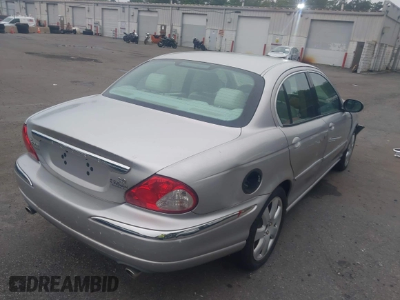 2004 Jaguar X-Type z VIN SAJEA51CX4WE01300, wystawiony jako IAAI lot #42514993 z przebiegiem 95 525 mil mil oraz . Historia ofert i sprzedaży dostępna na DreamBid. Obrazek 4.