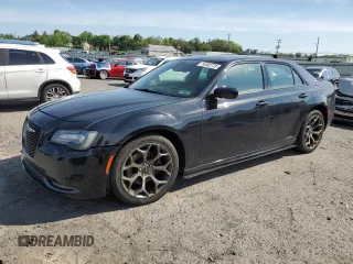 2015 Chrysler 300 S z VIN 2C3CCABT2FH749750, wystawiony jako Copart lot #56402725 z przebiegiem 145 000 mil mil oraz Szkoda całkowita • Salvage title. Historia ofert i sprzedaży dostępna na DreamBid. Obrazek 1.