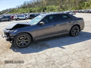 2015 Chrysler 300 S z VIN 2C3CCABG9FH875963, wystawiony jako Copart lot #53411565 z przebiegiem 210 277 mil mil oraz Szkoda całkowita • Salvage title. Historia ofert i sprzedaży dostępna na DreamBid. Obrazek 1.