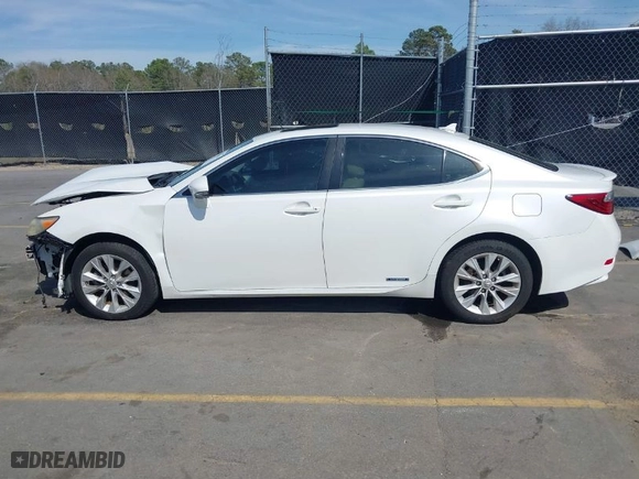 2013 Lexus ES 300h Hybrid with VIN JTHBW1GG6D2012937, listed as a IAAI auction lot 41810944 with 137,132 mi miles. Bid and sale history available at carsss.com. Image 15.