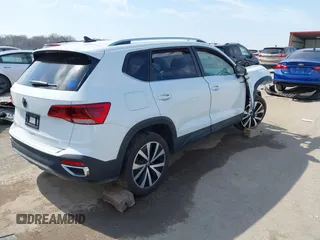 2024 Volkswagen Taos SE z VIN 3VVSX7B25RM071752, wystawiony jako IAAI lot #41775176 z przebiegiem 11 262 mil mil oraz . Historia ofert i sprzedaży dostępna na DreamBid. Obrazek 4.