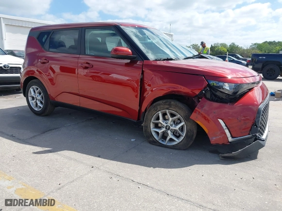 2025 Kia Soul LX with VIN KNDJ23AU0S7257011, listed as a IAAI auction lot 41952117 with 877 mi miles. Bid and sale history available at carsss.com. Image 1.