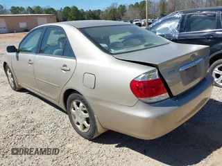 2006 Toyota Camry LE z VIN 4T1BF32K76U631283, wystawiony jako IAAI lot #41828021 z przebiegiem 332 063 mil mil oraz . Historia ofert i sprzedaży dostępna na DreamBid. Obrazek 3.