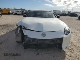 2023 Nissan Z Sport z VIN JN1BZ4AH8PM311031, wystawiony jako Copart lot #78017514 z przebiegiem 32 101 mil mil oraz Szkody całkowita. Historia ofert i sprzedaży dostępna na DreamBid. Obrazek 5.