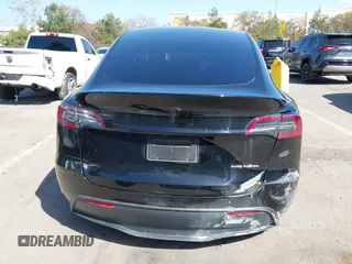 2024 Tesla Model Y Long Range z VIN 7SAYGDEE0RF078242, wystawiony jako IAAI lot #41808826 z przebiegiem 59 581 mil mil oraz . Historia ofert i sprzedaży dostępna na DreamBid. Obrazek 17.