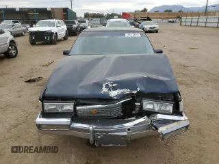 1990 Cadillac DeVille z VIN 1G6CD5338L4376482, wystawiony jako Copart lot #76513224 z przebiegiem 139 628 mil mil oraz Czysty tytuł • Clean title. Historia ofert i sprzedaży dostępna na DreamBid. Obrazek 5.