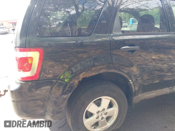 2010 Ford Escape XLT z VIN 1FMCU9DGXAKD25432, wystawiony jako IAAI lot #42195798 z przebiegiem 135 080 mil mil oraz . Historia ofert i sprzedaży dostępna na DreamBid. Obrazek 6.