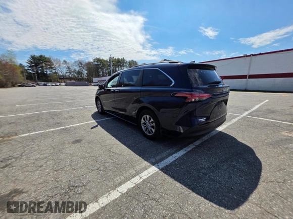 2021 Toyota Sienna XLE with VIN 5TDJSKFC6MS013236, listed as a Copart auction lot 54689625 with 182,315 mi miles and Clean Title. Bid and sale history available at carsss.com. Image 3.