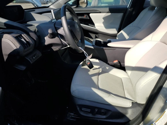 2024 Toyota bZ4X XLE z VIN JTMABACA3RA085576, wystawiony jako Copart lot #64452935 z przebiegiem 8 289 mil mil oraz Czysty tytuł • Clean title. Historia ofert i sprzedaży dostępna na DreamBid. Obrazek 7.