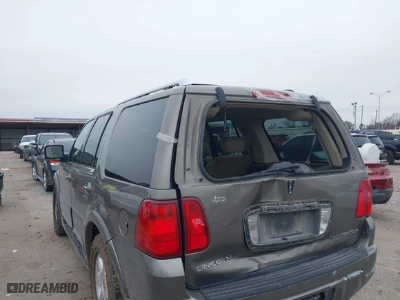 2004 Lincoln Navigator Luxury with VIN 5LMFU27RX4LJ41623, listed as a IAAI auction lot 41565114 with 214,590 mi miles. Bid and sale history available at carsss.com. Image 6.