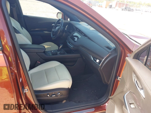 2019 Cadillac XT4 FWD Sport z VIN 1GYFZER4XKF103780, wystawiony jako IAAI lot #42171306 z przebiegiem 99 260 mil mil oraz . Historia ofert i sprzedaży dostępna na DreamBid. Obrazek 5.