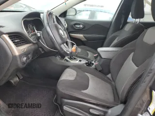 2017 Jeep Cherokee Altitude z VIN 1C4PJLABXHW578483, wystawiony jako Copart lot #84121914 z przebiegiem 118 259 mil mil oraz Szkoda całkowita • Salvage title. Historia ofert i sprzedaży dostępna na DreamBid. Obrazek 7.