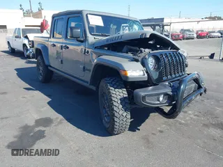 2023 Jeep Gladiator Sport S z VIN 1C6HJTAG0PL561098, wystawiony jako IAAI lot #40762200 z przebiegiem 20 554 mil mil oraz . Historia ofert i sprzedaży dostępna na DreamBid. Obrazek 1.