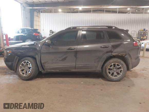2020 Jeep Cherokee Trailhawk z VIN 1C4PJMBX8LD627104, wystawiony jako IAAI lot #41493732 z przebiegiem 46 463 mil mil oraz . Historia ofert i sprzedaży dostępna na DreamBid. Obrazek 14.