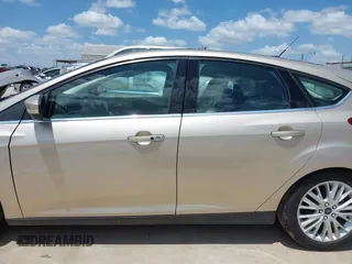 2018 Ford Focus Titanium z VIN 1FADP3N25JL279623, wystawiony jako IAAI lot #42534936 z przebiegiem 74 440 mil mil oraz . Historia ofert i sprzedaży dostępna na DreamBid. Obrazek 15.