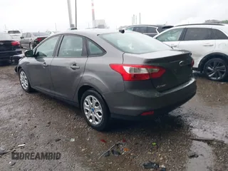 2012 Ford Focus SE z VIN 1FAHP3F20CL138736, wystawiony jako IAAI lot #42315862 z przebiegiem 231 570 mil mil oraz . Historia ofert i sprzedaży dostępna na DreamBid. Obrazek 3.