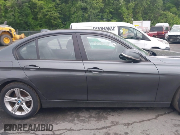 2015 BMW 3 Series 320i xDrive z VIN WBA3C3C56FK200968, wystawiony jako IAAI lot #42597719 z przebiegiem 160 922 mil mil oraz . Historia ofert i sprzedaży dostępna na DreamBid. Obrazek 13.