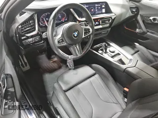 2025 BMW Z4 sDrive30i z VIN WBAHF3C04SWY38592, wystawiony jako Copart lot #55865365 z przebiegiem 11 980 mil mil oraz Tytuł czysty. Historia ofert i sprzedaży dostępna na DreamBid. Obrazek 8.